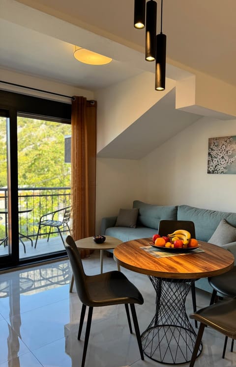 View (from property/room), Balcony/Terrace, Living room, Seating area, Dining area, Food, Garden view, Landmark view, Mountain view