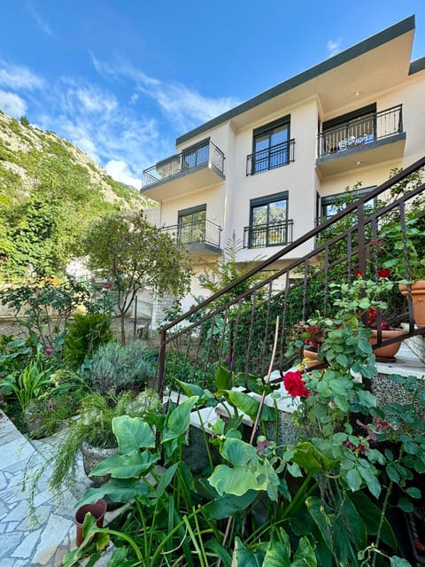 Property building, Day, Natural landscape, Garden, Garden, Garden view