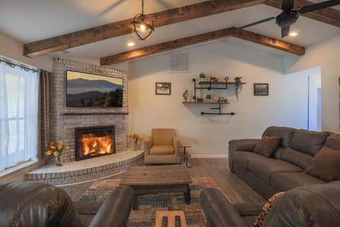 TV and multimedia, Living room, Seating area, fireplace