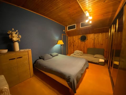 Péniche Amadeus conviviale et cosy , proche de Disney et de Paris Docked boat in Torcy