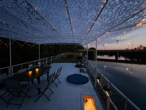 Péniche Amadeus conviviale et cosy , proche de Disney et de Paris Docked boat in Torcy