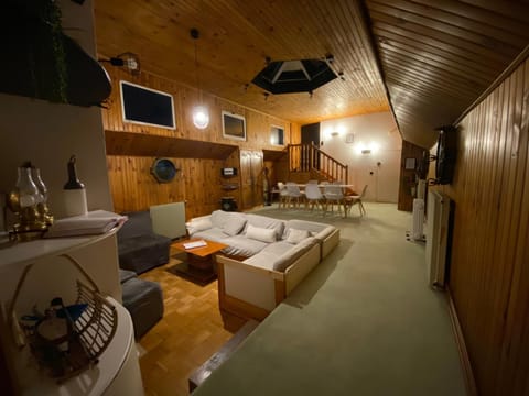 Péniche Amadeus conviviale et cosy , proche de Disney et de Paris Docked boat in Torcy