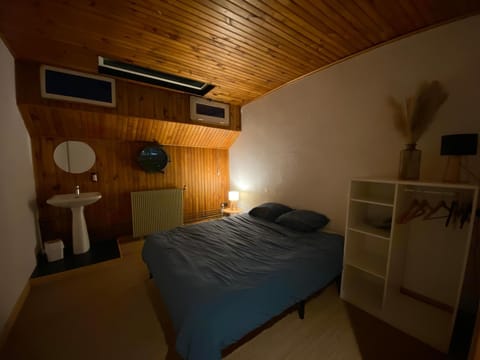 Péniche Amadeus conviviale et cosy , proche de Disney et de Paris Docked boat in Torcy