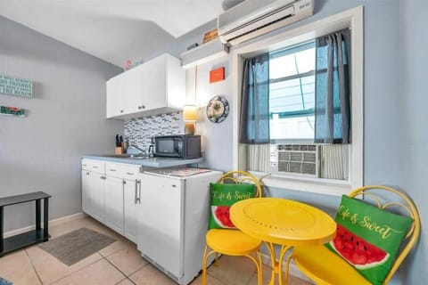 Wave condo Apartment in Madeira Beach