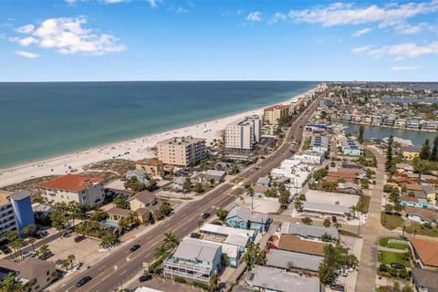 Wave condo Apartment in Madeira Beach