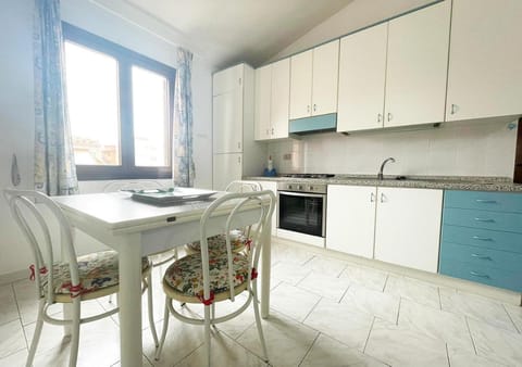 Kitchen or kitchenette, Dining area, stove