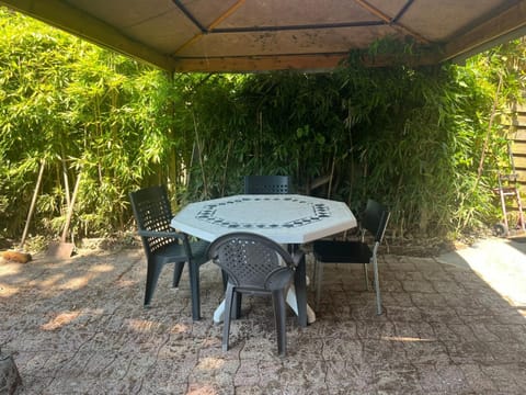 Patio, Spring, Day, Garden, Dining area, Garden view