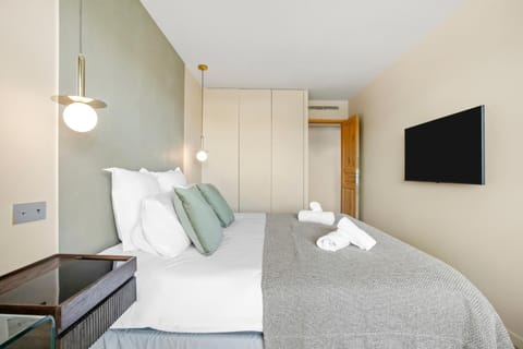 Bed, TV and multimedia, Bedroom, wardrobe, air conditioner