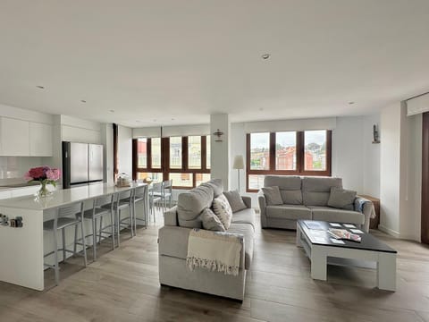Kitchen or kitchenette, Living room, Seating area, Dining area