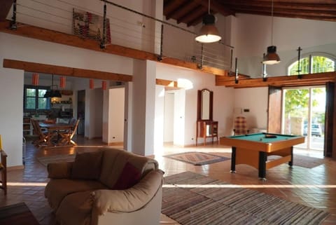 Billiard, Living room, Seating area