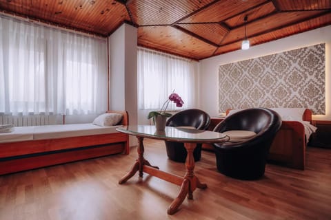 Bed, Living room, Photo of the whole room, Seating area