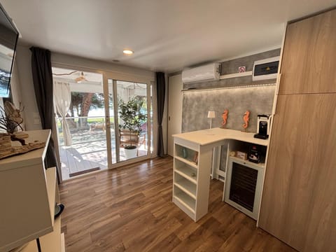 Kitchen or kitchenette, dishwasher, minibar, stove