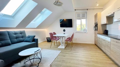 Kitchen or kitchenette, Living room, Seating area, Dining area, pet friendly, stove