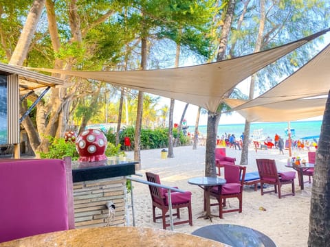 Restaurant/places to eat, Beach, Garden view, Sea view