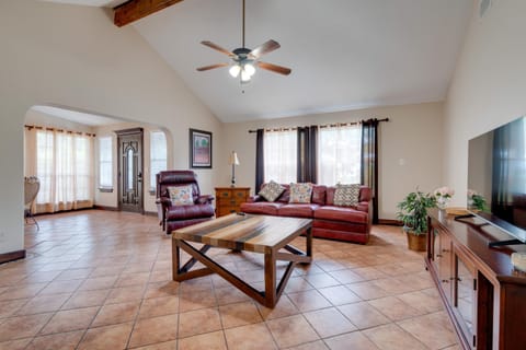 6 Mi to Dtwn Austin Home with 2 Patios and Grill House in Austin