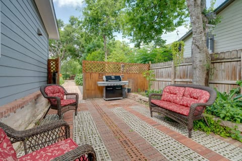 6 Mi to Dtwn Austin Home with 2 Patios and Grill House in Austin