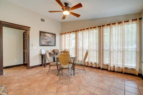 6 Mi to Dtwn Austin Home with 2 Patios and Grill House in Austin