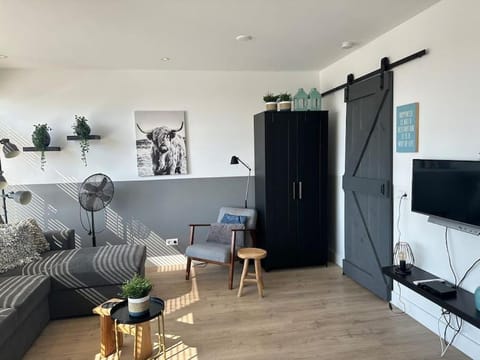 Communal lounge/ TV room, TV and multimedia, Living room, Seating area, Evening entertainment