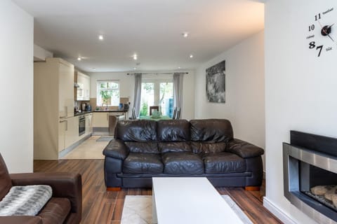 TV and multimedia, Kitchen or kitchenette, Living room, Seating area, Dining area