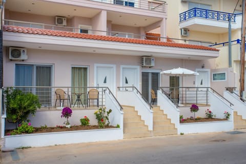 Facade/entrance, Garden, Balcony/Terrace