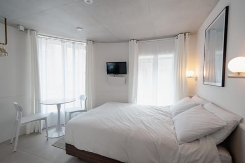 Bed, TV and multimedia, Photo of the whole room, Bedroom