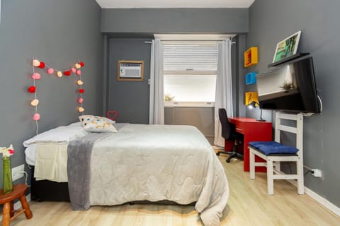 Bed, TV and multimedia, Photo of the whole room, Bedroom