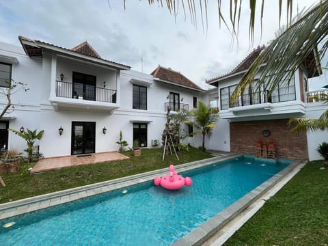 Property building, Spring, Day, Garden, Balcony/Terrace, Garden view, Pool view, Swimming pool
