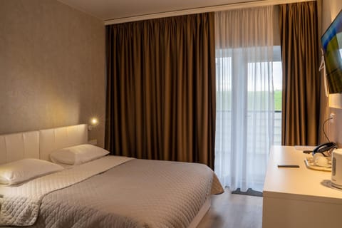 Bed, TV and multimedia, Photo of the whole room