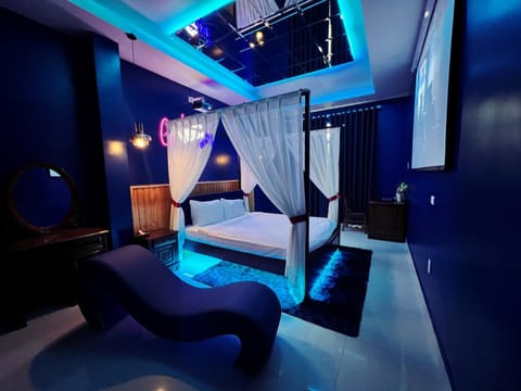 Bed, Living room, Photo of the whole room, Seating area, Evening entertainment