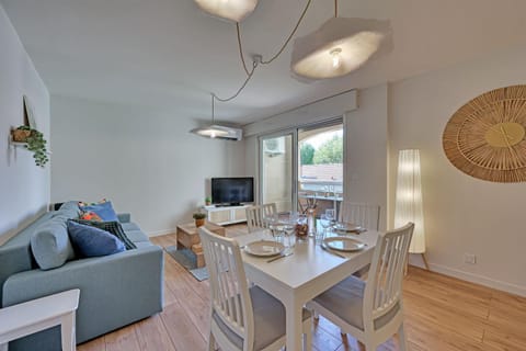 Communal lounge/ TV room, TV and multimedia, Living room, Seating area, Dining area