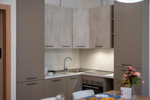 Kitchen or kitchenette, Dining area, dishwasher, minibar, pet friendly, stove