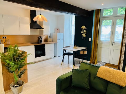 Kitchen or kitchenette, Living room, Dining area, Pets