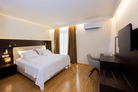 Bed, TV and multimedia, Photo of the whole room, air conditioner