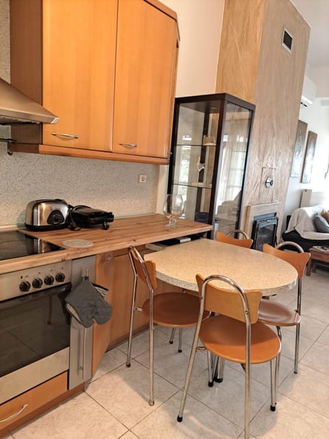 Kitchen or kitchenette, Dining area, oven, stove, toaster