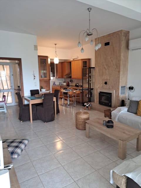 TV and multimedia, Living room, Seating area, Dining area