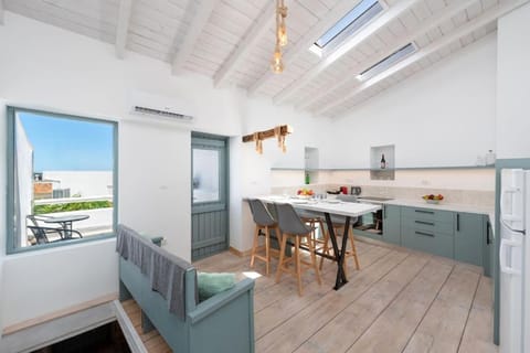 Kitchen or kitchenette, Dining area, stove