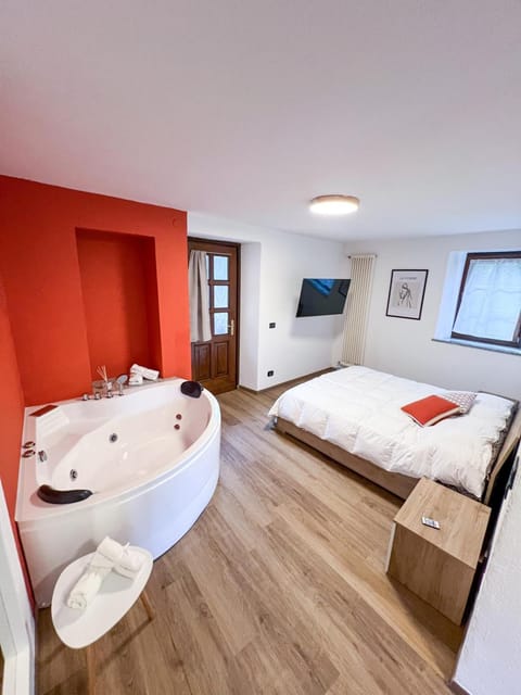 Bed, Hot Tub, TV and multimedia, Photo of the whole room