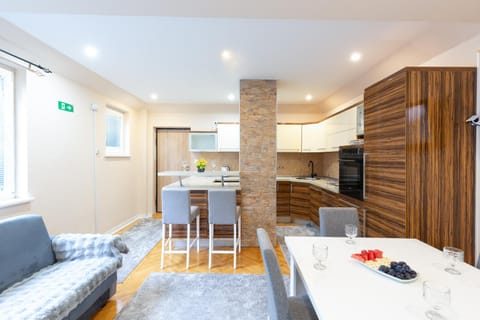 Kitchen or kitchenette, Seating area, Dining area, oven, stove