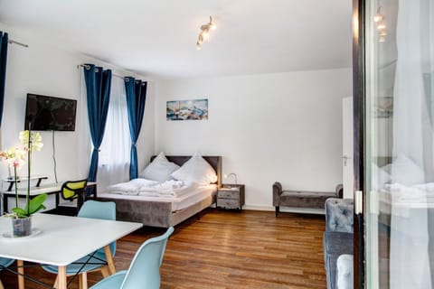 Bed, TV and multimedia, Living room, Photo of the whole room, Seating area, Bedroom, towels