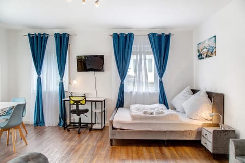 Bed, TV and multimedia, Living room, Photo of the whole room, Seating area, Bedroom, towels