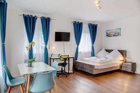 Communal lounge/ TV room, Bed, TV and multimedia, Living room, Photo of the whole room, Seating area, Bedroom