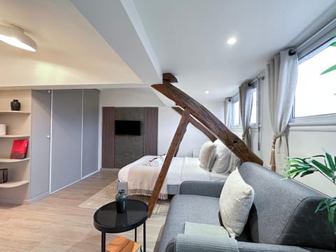 Bed, TV and multimedia, View (from property/room), Living room, Photo of the whole room, Decorative detail, Seating area, Bedroom, City view, Street view, Quiet street view, Inner courtyard view, internet, storage, wardrobe