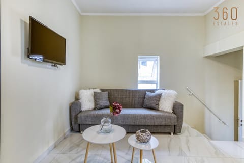 Communal lounge/ TV room, TV and multimedia, Living room, Seating area, Evening entertainment