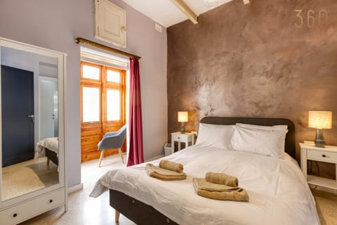 Bed, Bathroom, Photo of the whole room, Bedroom, towels, wardrobe, air conditioner