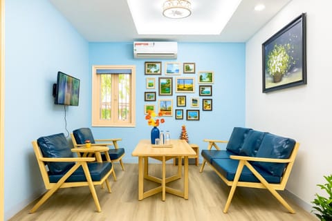TV and multimedia, Living room, Seating area, Evening entertainment, air conditioner