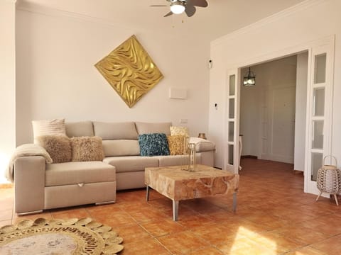 TV and multimedia, Living room, Seating area, internet, air conditioner