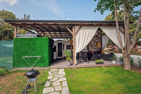 Day, BBQ facilities, Garden, Living room, Seating area, Garden view