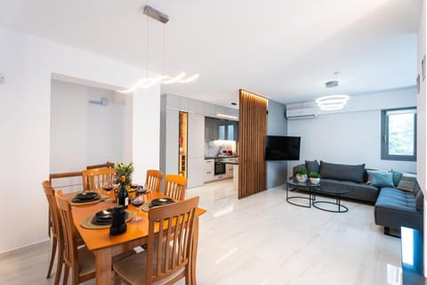 TV and multimedia, Kitchen or kitchenette, Living room, Seating area, Dining area