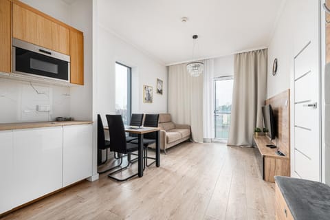 TV and multimedia, Kitchen or kitchenette, Living room, Seating area, Dining area, stove