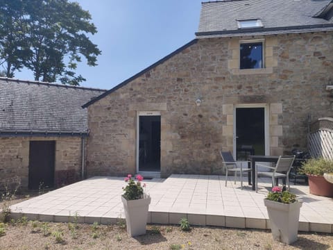 Property building, Patio, Day, Garden, Garden view